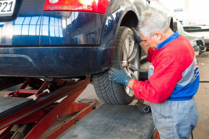 ecommerce-TARADEAU-min_auto_repair_repair_lift_auto_mechanic_work_clothes_master_professional_man_of_the_fold-685629