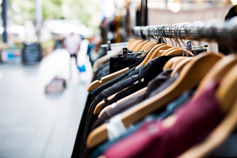 ecommerce-TARADEAU-min_blur_close_up_focus_hanger_jacket_market_people_rack-1176303